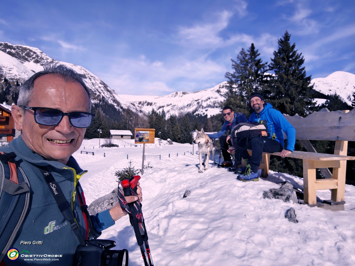 74 Intanto ci sediamo sull'ultima panchina del nostro bell'anello sulla neve.jpg